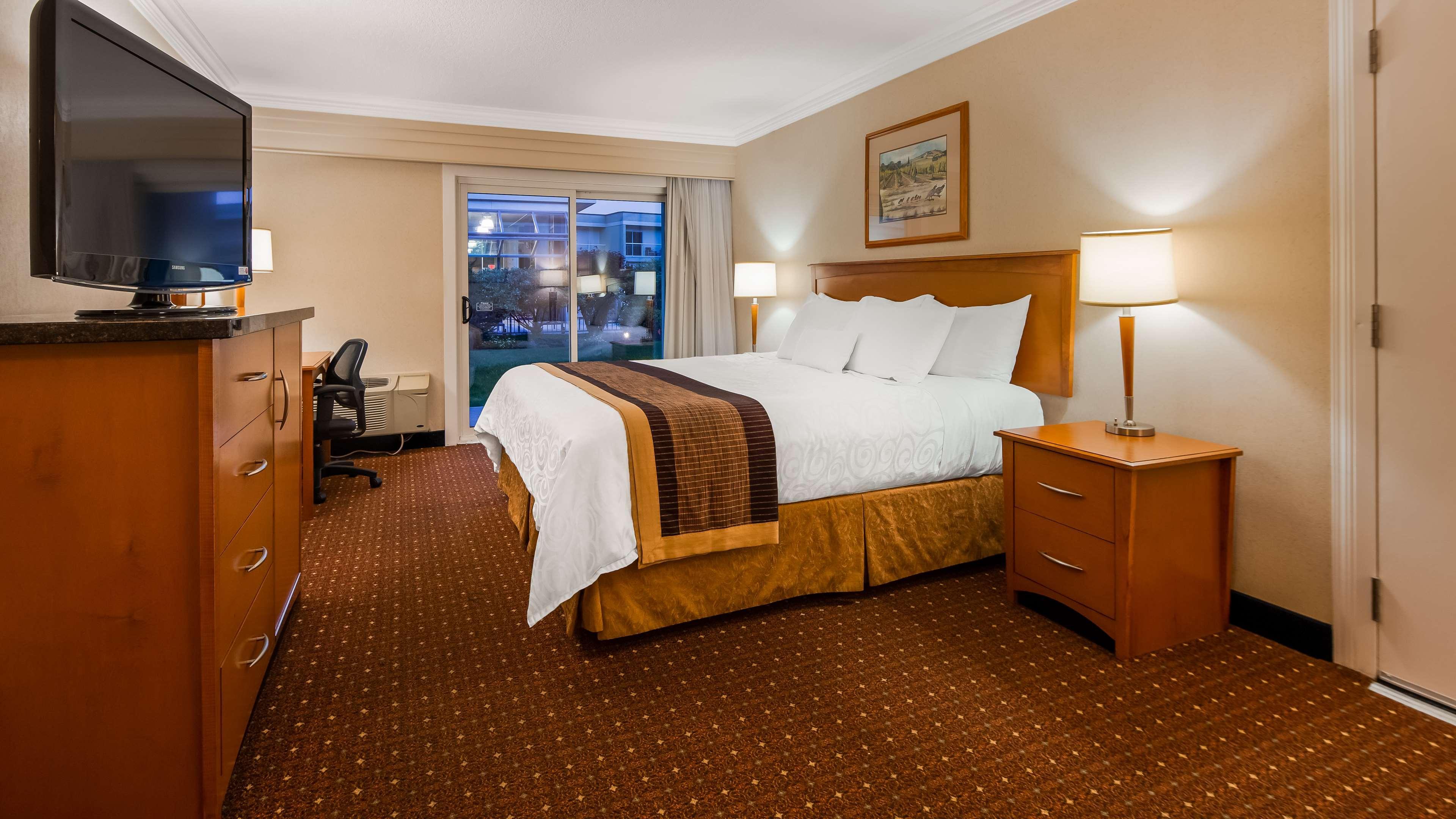 Best Western Plus Kelowna Hotel & Suites Bagian luar foto