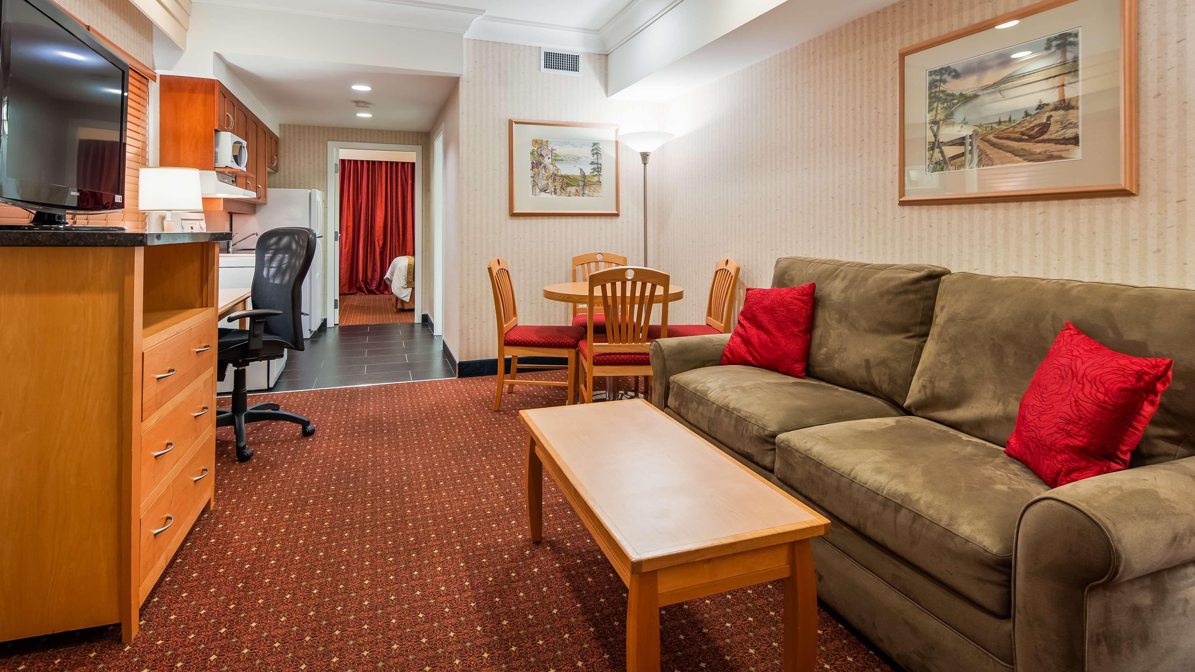 Best Western Plus Kelowna Hotel & Suites Bagian luar foto