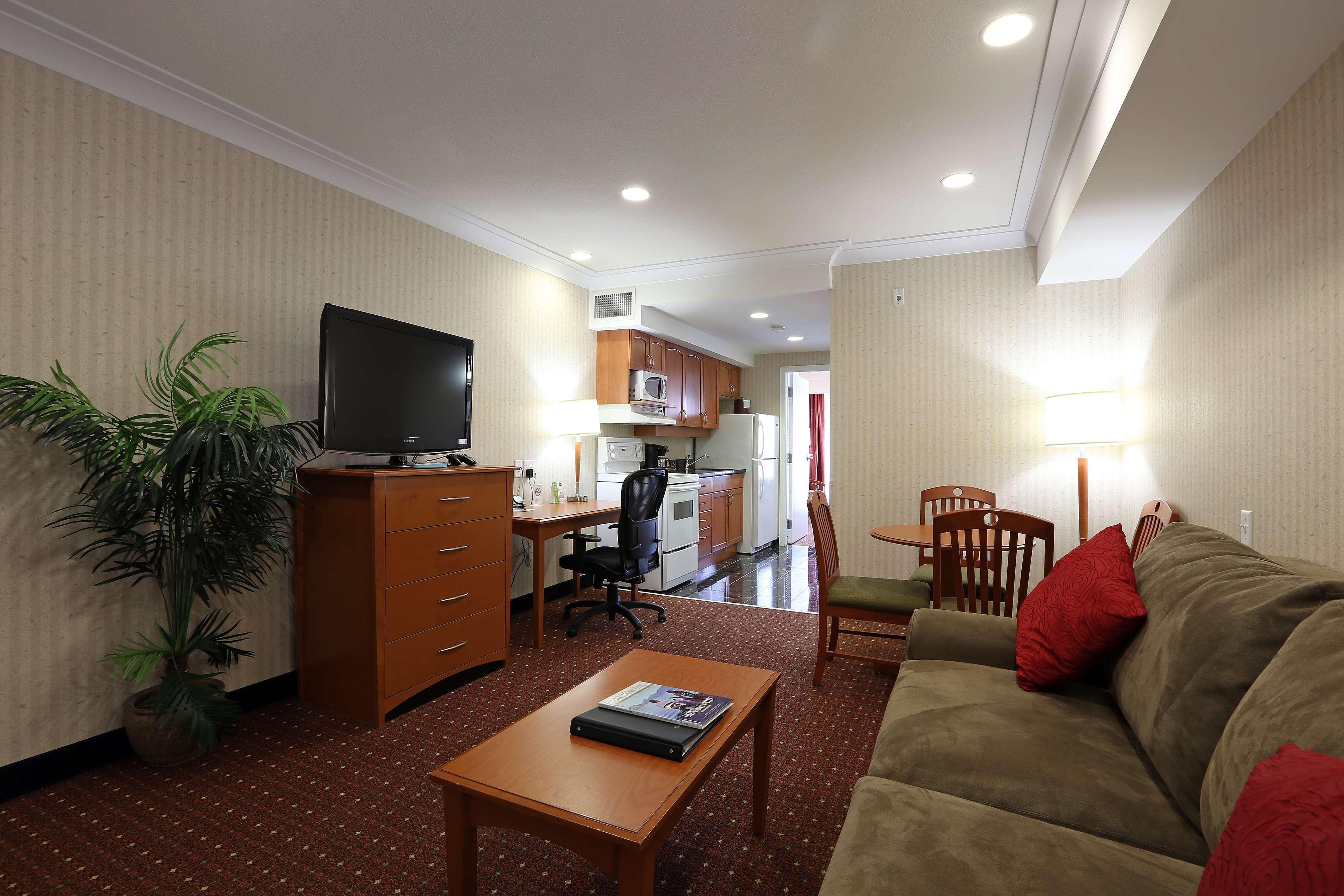 Best Western Plus Kelowna Hotel & Suites Bagian luar foto