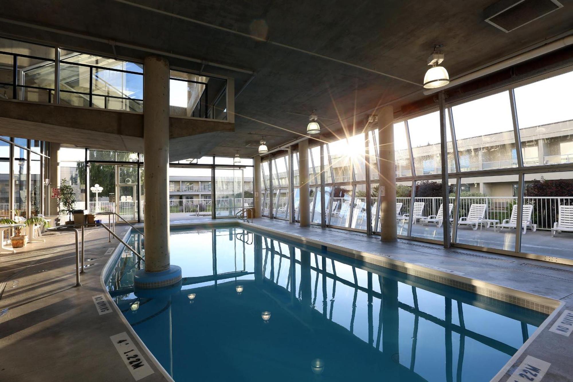 Best Western Plus Kelowna Hotel & Suites Bagian luar foto