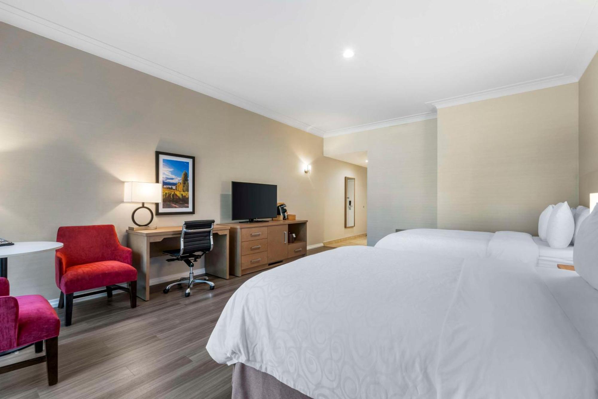 Best Western Plus Kelowna Hotel & Suites Bagian luar foto