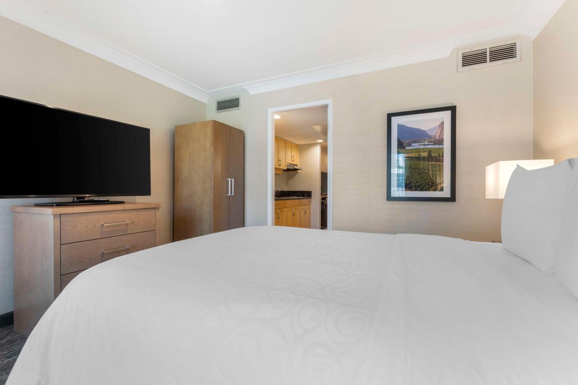 Best Western Plus Kelowna Hotel & Suites Bagian luar foto