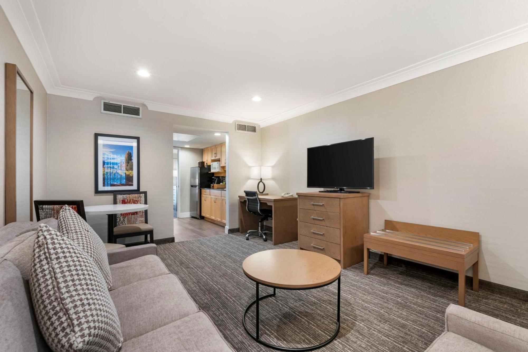 Best Western Plus Kelowna Hotel & Suites Bagian luar foto