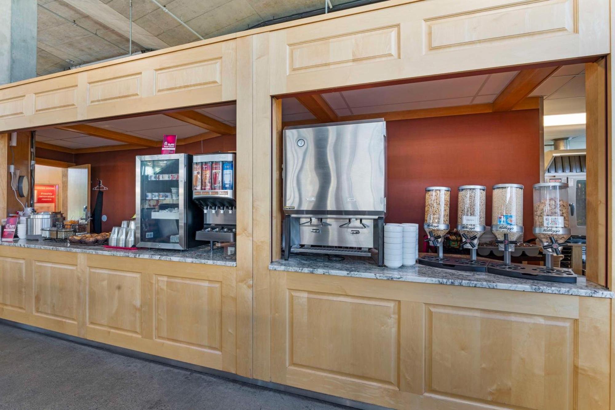 Best Western Plus Kelowna Hotel & Suites Bagian luar foto
