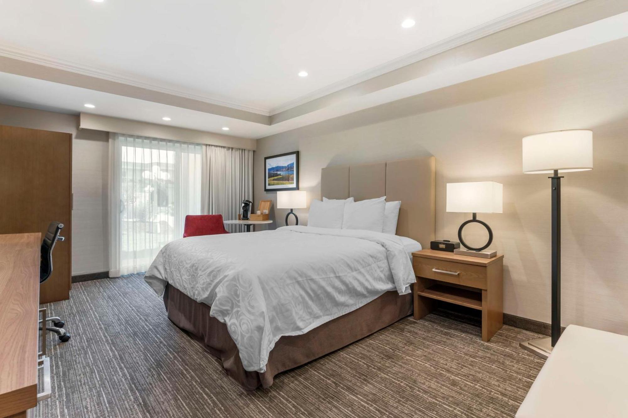 Best Western Plus Kelowna Hotel & Suites Bagian luar foto