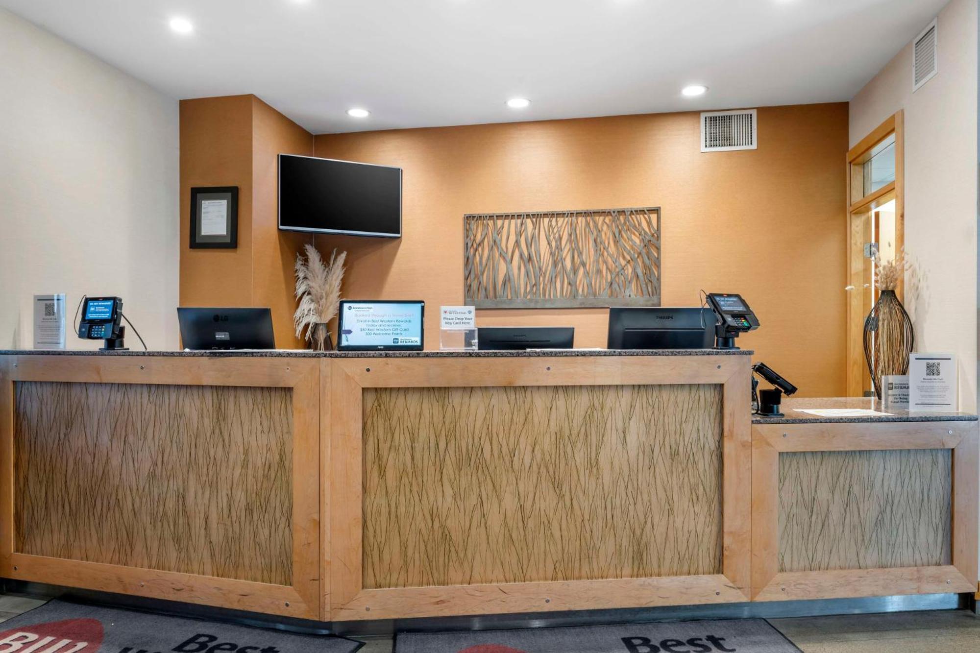 Best Western Plus Kelowna Hotel & Suites Bagian luar foto