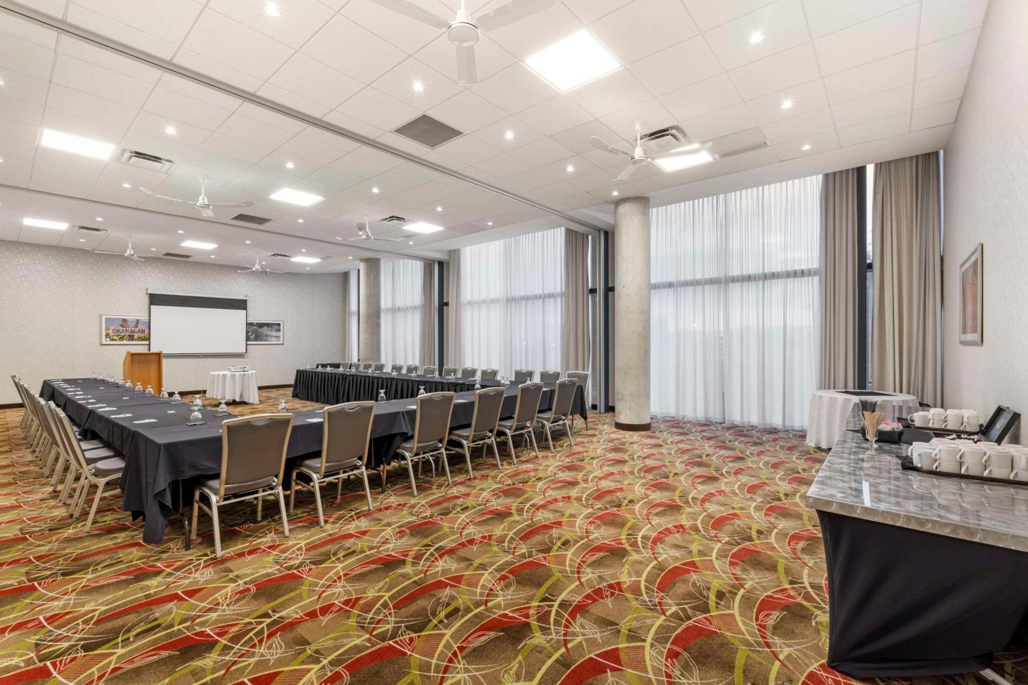 Best Western Plus Kelowna Hotel & Suites Bagian luar foto