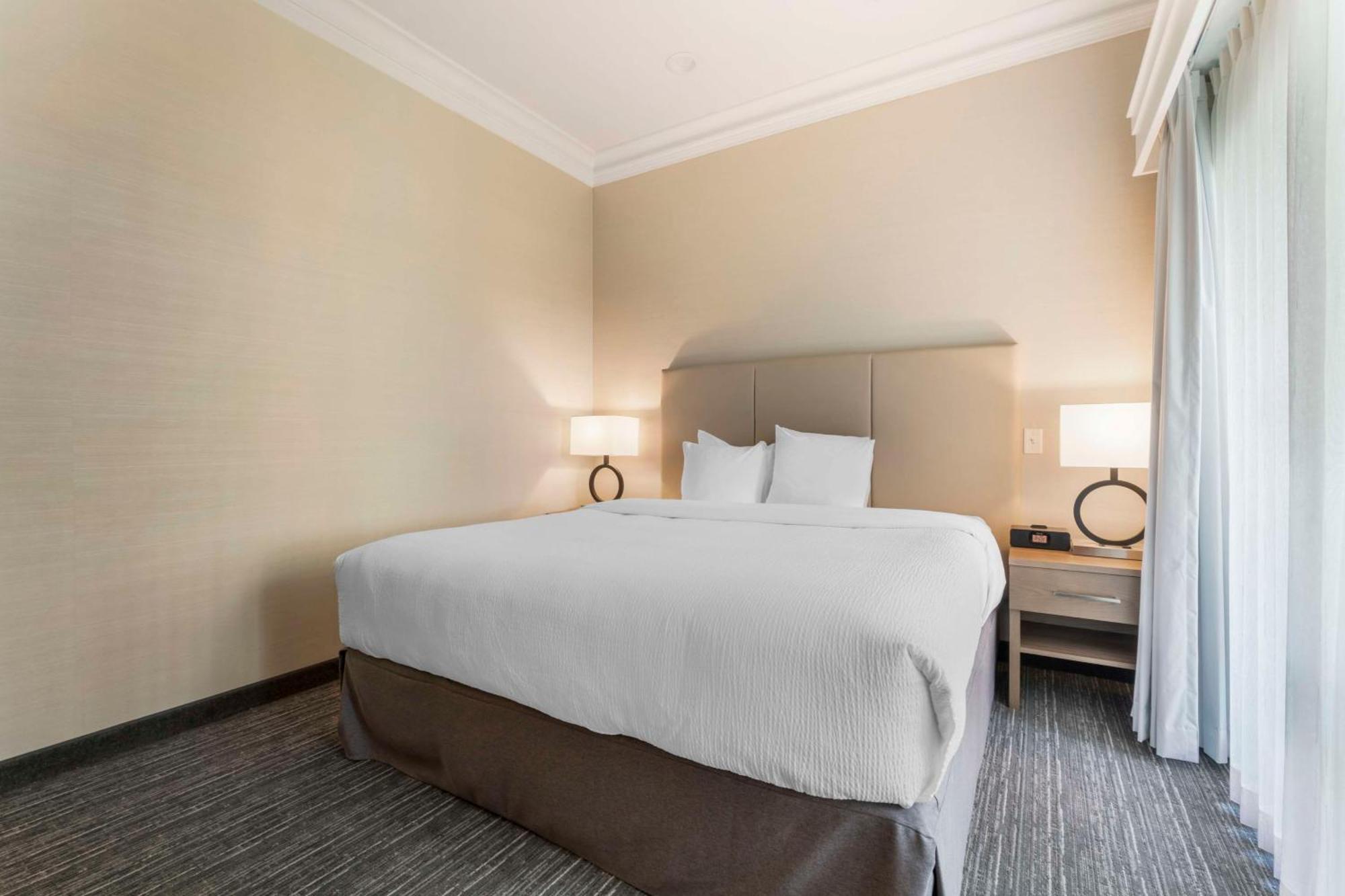 Best Western Plus Kelowna Hotel & Suites Bagian luar foto