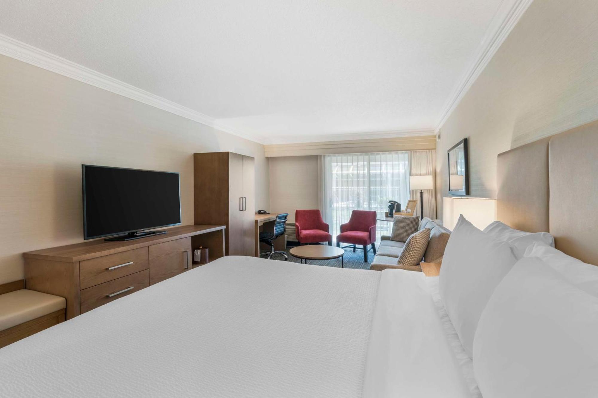 Best Western Plus Kelowna Hotel & Suites Bagian luar foto