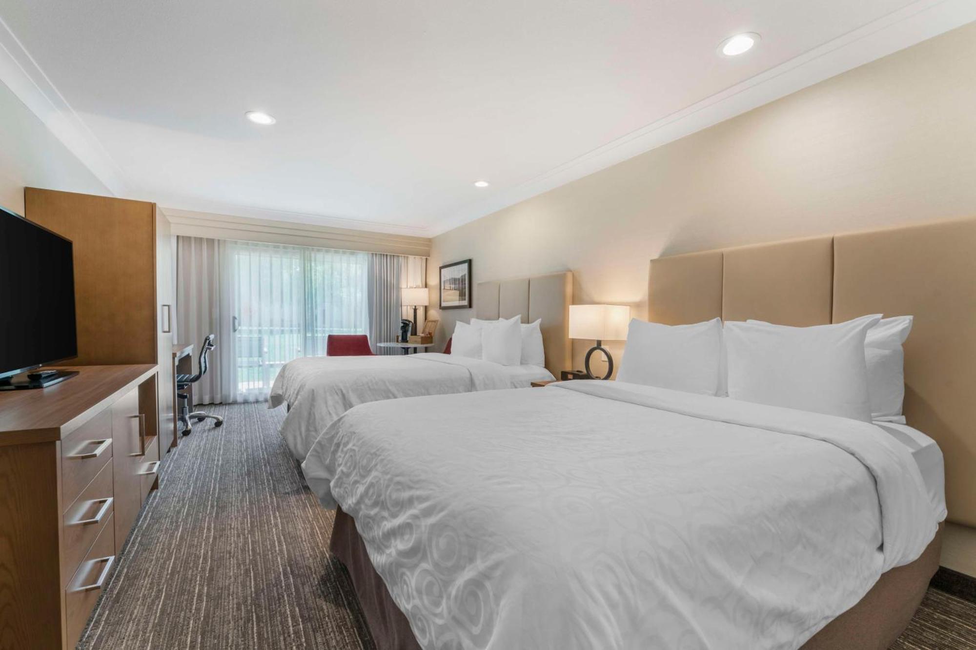Best Western Plus Kelowna Hotel & Suites Bagian luar foto