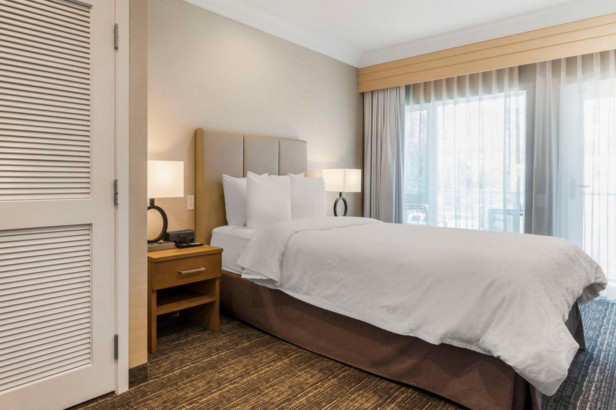 Best Western Plus Kelowna Hotel & Suites Bagian luar foto