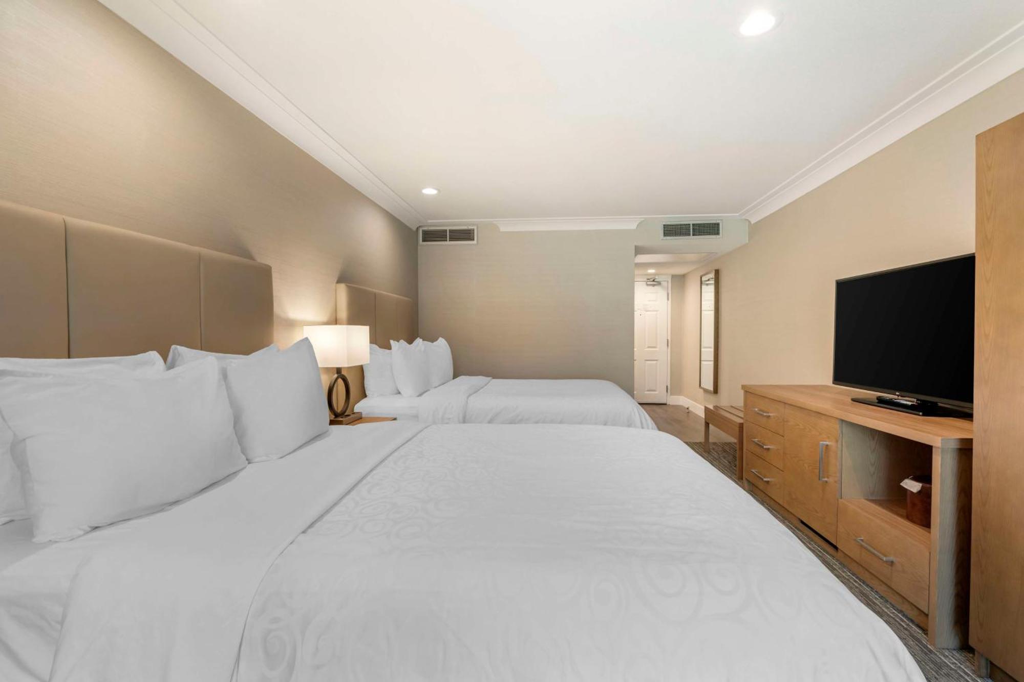 Best Western Plus Kelowna Hotel & Suites Bagian luar foto