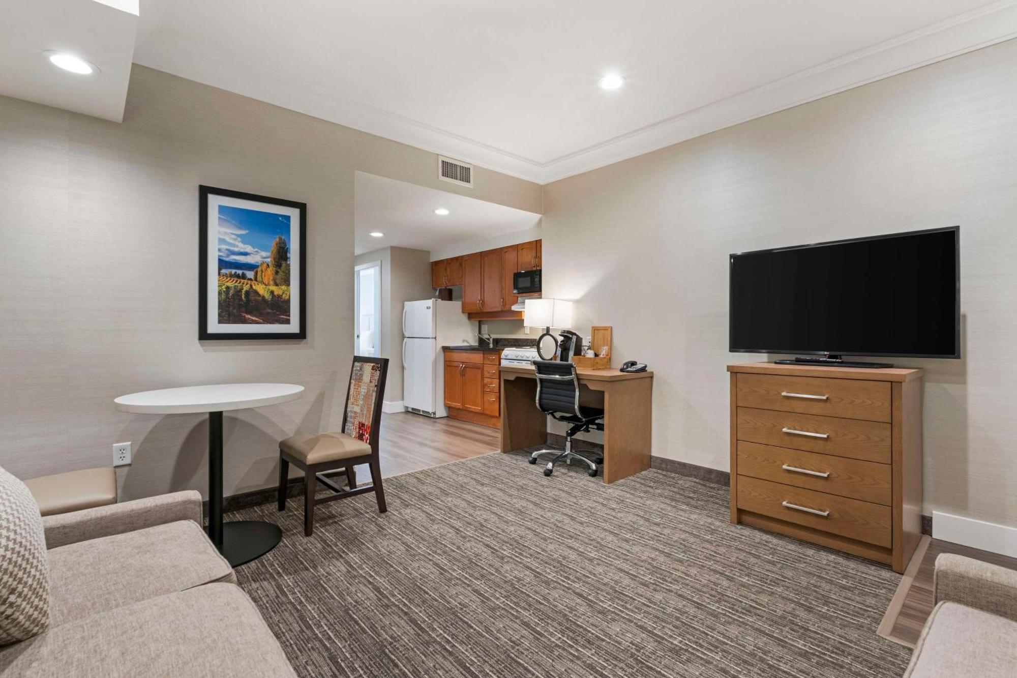 Best Western Plus Kelowna Hotel & Suites Bagian luar foto