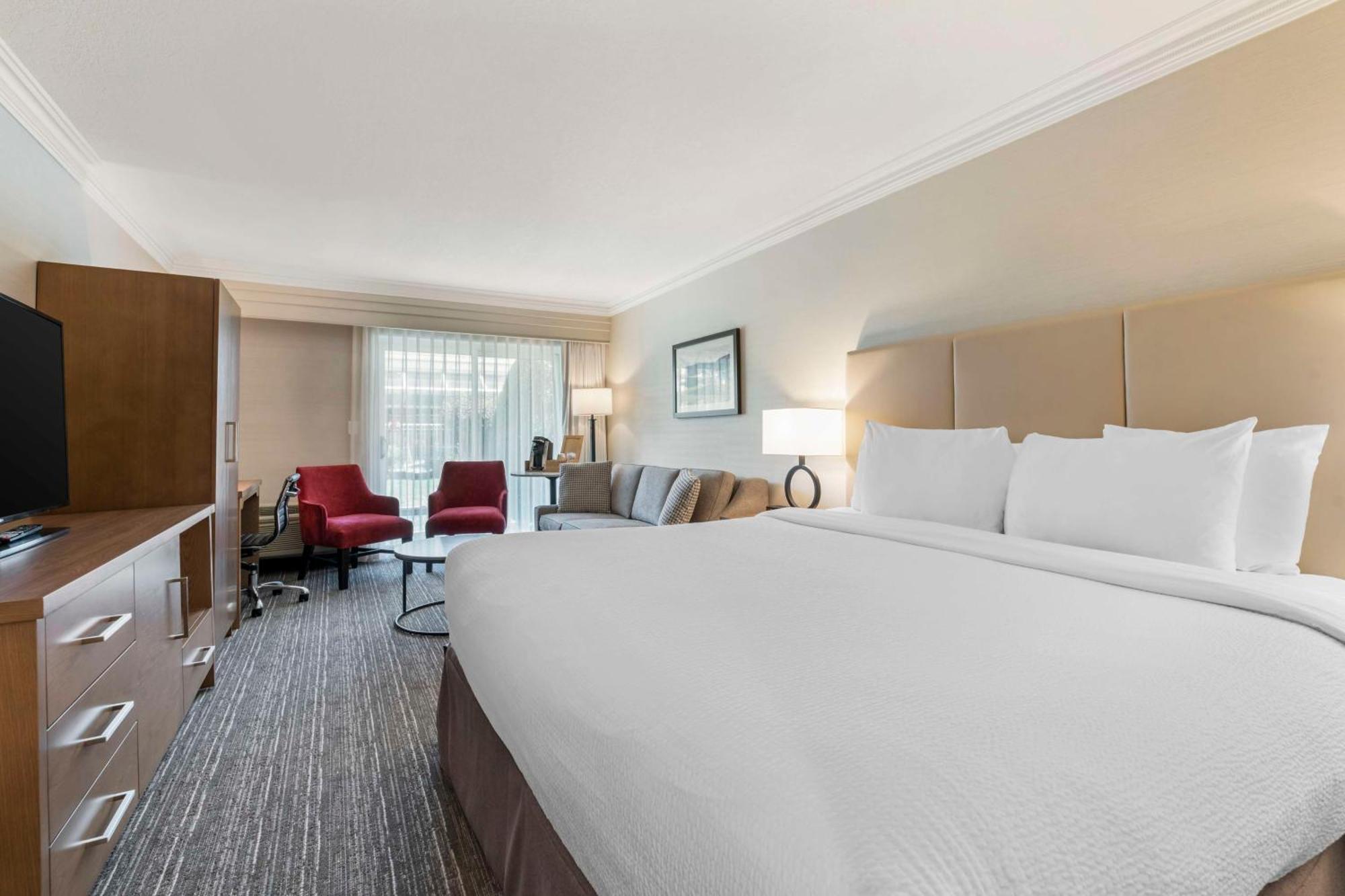 Best Western Plus Kelowna Hotel & Suites Bagian luar foto