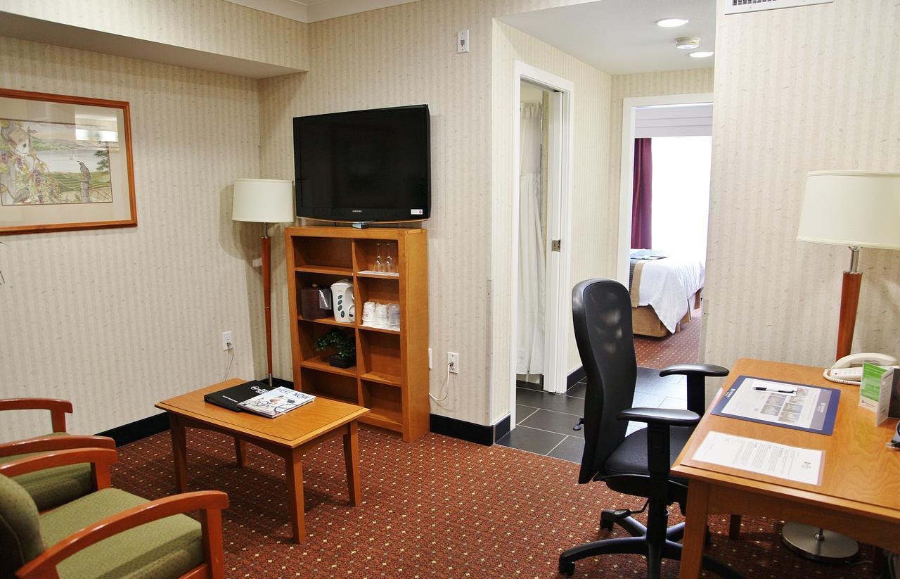 Best Western Plus Kelowna Hotel & Suites Bagian luar foto