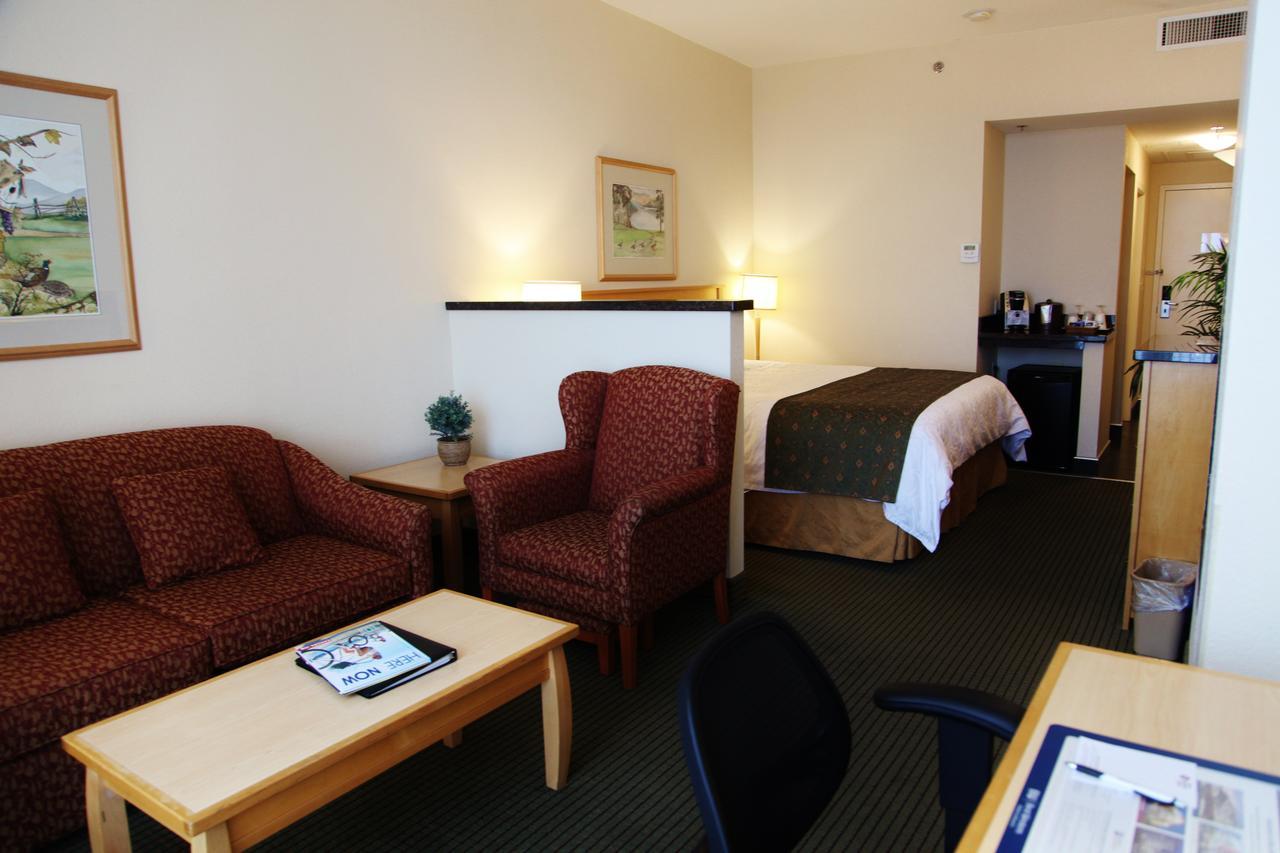 Best Western Plus Kelowna Hotel & Suites Bagian luar foto